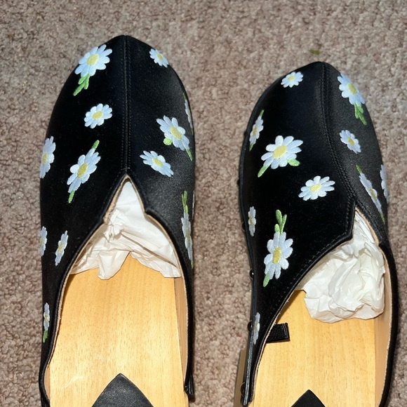 Sleeper Matilda Daisies Embroidered Clogs in Black Size 7 - Picture 6 of 12